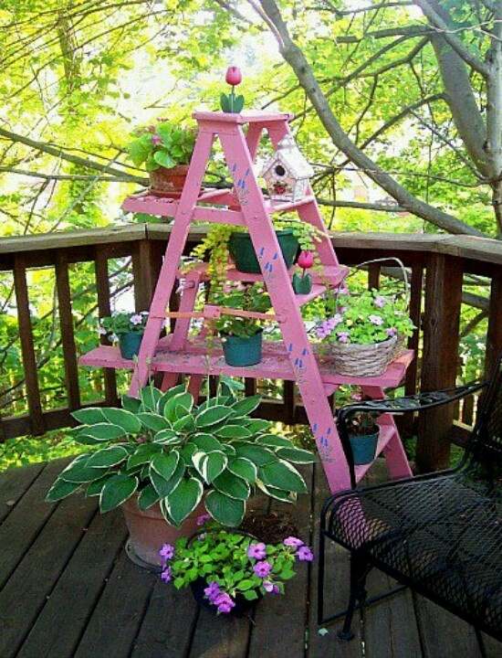 Blumentreppe selber bauen terrasse rosa dekoriert