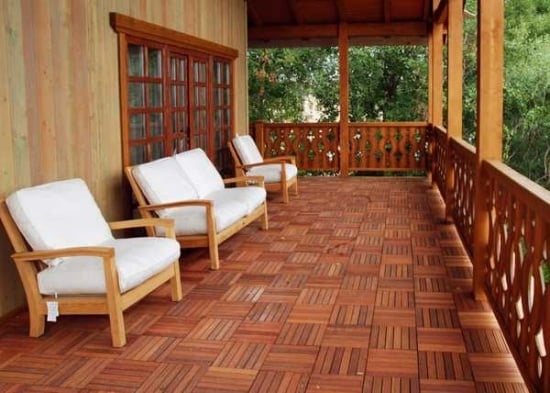 Bodenbelag Holzfliesen verlegen Balkon Louge-Sessel