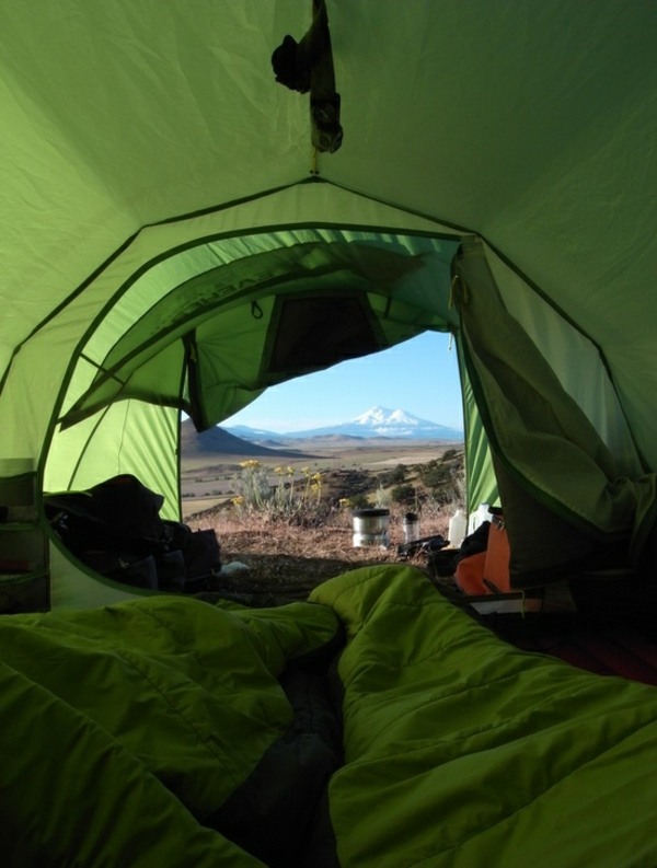 Campen mitten Natur Zelt Gebirge 