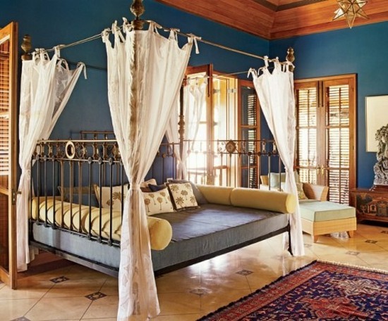 Daybed Schlafzimmer Kolonial Stil einrichten blaue Wandfarbe