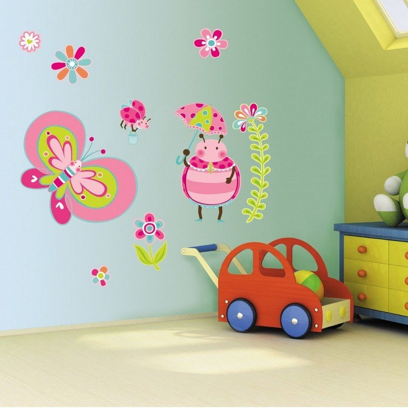 Deko-Kinderzimmer-Wandgestaltung-Marienkaefer-blaue-Wandfarbe