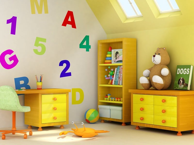 Deko-Kinderzimmer-Ziffer-Buchstaben-Dachfenster-gelbe-Wandfarbe