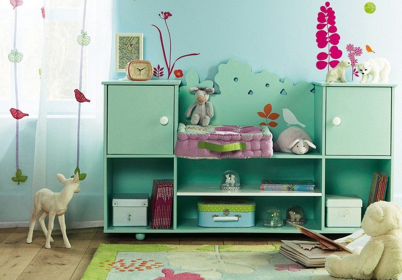 Deko-Kinderzimmer-blaue-Wandfarbe-Wandtattoo