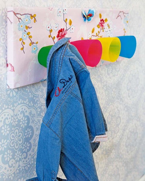 Deko Kinderzimmer selber machen kleiderhaken plastikgläser ideen bunt