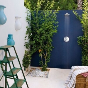 Dusche-für-den-Garten-akzentwand-blau-dusche-wanddeko