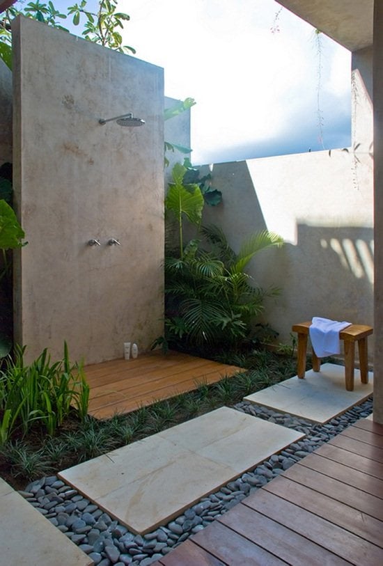 Dusche für den Garten betonwand hintergrund holzboden palmen