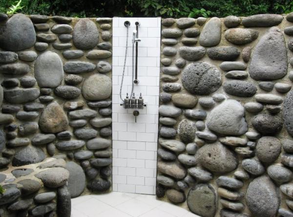 Dusche Garten design ideen naturnah steine fliesen