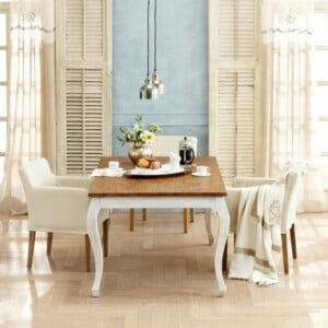 Esszimmer Landhaus Stil Einrichtung Ideen weiße Stühle mediterrane Tisch Deko