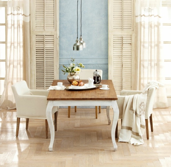 Esszimmer Landhaus Stil Interieur Ideen weiße Stühle blaue Wandfarbe