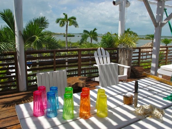 Farbenfrohe Akzente Dekoideen-Balkon Gestaltung Tisch
