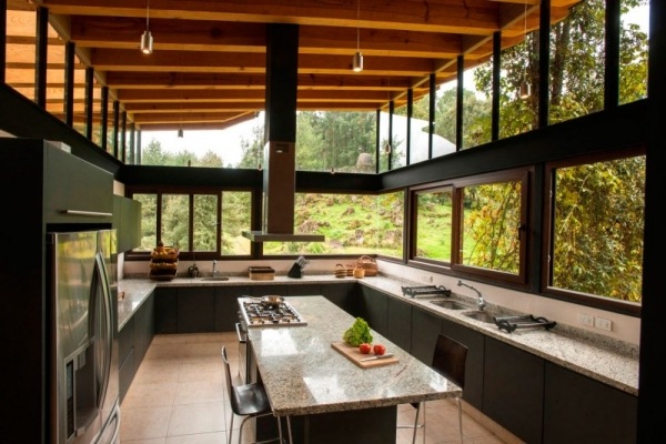 Flachdach Haus am Hang gebaut-Innenraum Küche mit Kochinsel