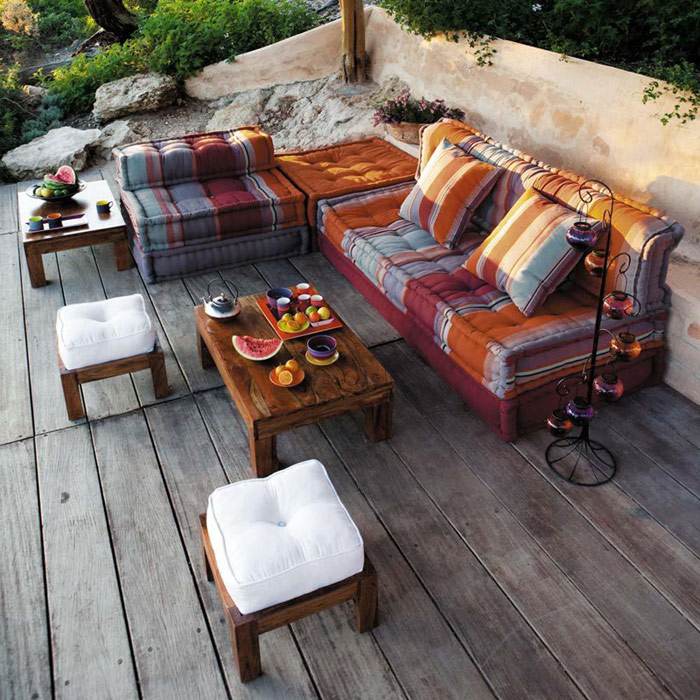 Garten Lounge bereich zum Relaxen ethno stil sitzkissen laternen