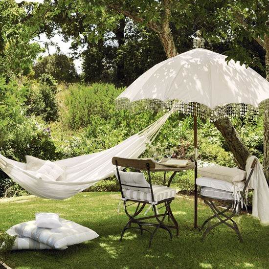 Garten Loungebereich Relaxen hängematte gartenschirm sonnenschutz