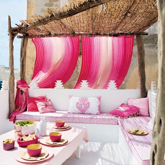 Garten-Lounge-zum-Relaxen-marokko-stil-rosa-weiß-gardinen