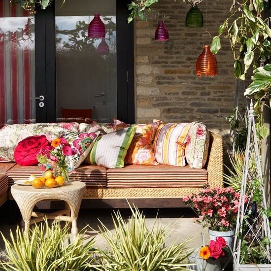 Garten Lounge zum Relaxen sonnig sofa bunte glasleuchten