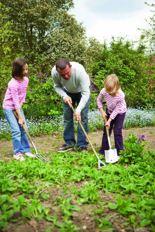 Garten pflegen gemeinsam mit Kindern