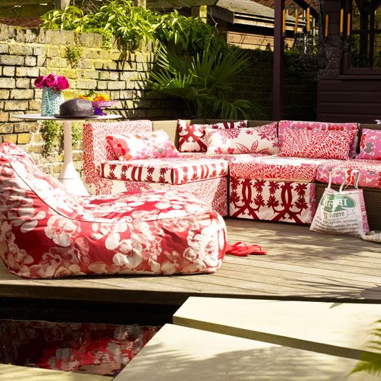 Garten selber gestalten gartenmöbel sofa rot weiß