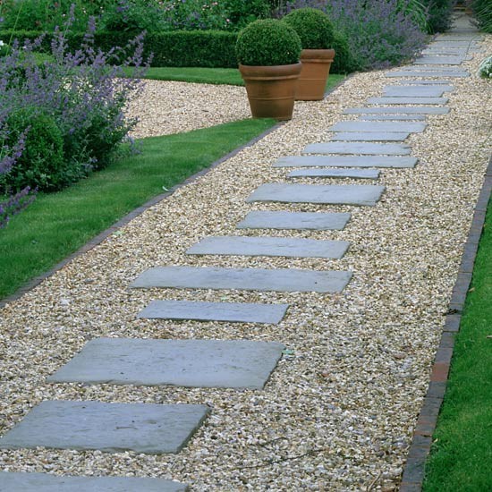 Garten selber gestalten kiesweg steinplatten buchsbäume