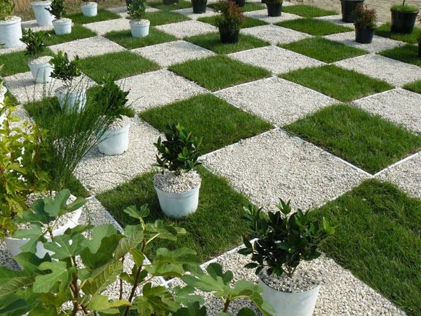 Garten rasen quadrate kiessteine weiße schwarze blumentöpfe