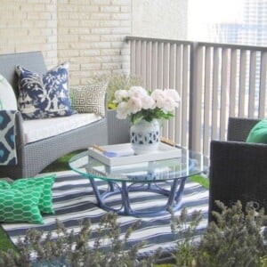 Gemütlicher Balkon Rattan Sofa Teppich gemustert-Glaskaffeetisch