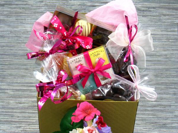 Geschenkkörbe zum Muttertag schokoladen süße ideenverpackung