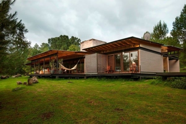 Haus im Wald Flachdach-Holzfassade Glasfronten