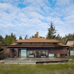 Haus mit Holzterrasse-Architektur modern