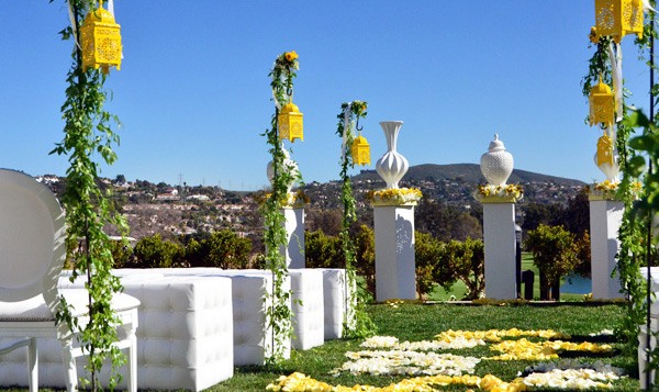 Hochzeit Altar weiß gelb Blumen weiße Sitzbänke
