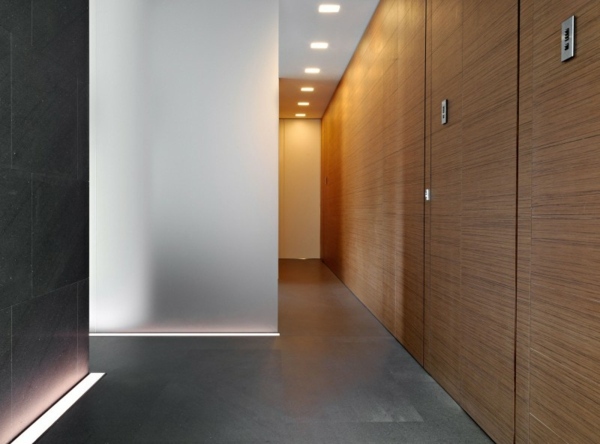 Holz Paneele minimalistische Flur  LED-Beleuchtung Boden