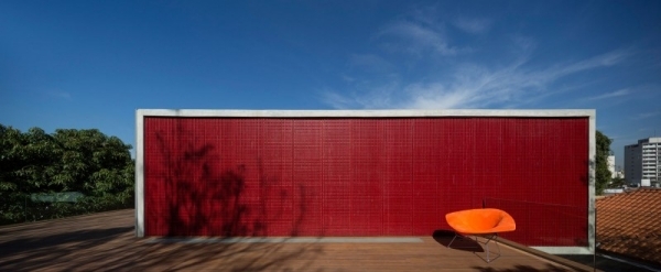 Holzpaneele rot gestrichen-Tor Holzpaneele Dachbalkon