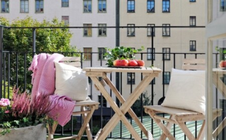 Klappstühle Holz Möbel Streifen Teppich Balkon