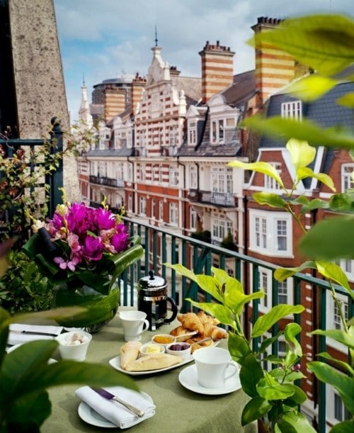 Kleiner Balkon Frühstück schöne Aussicht Frühling Blumen