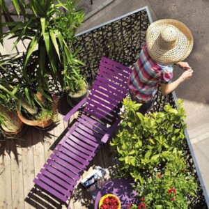 Kleiner balkon gestalten Pflanzen lila Liegesessel Design Ideen