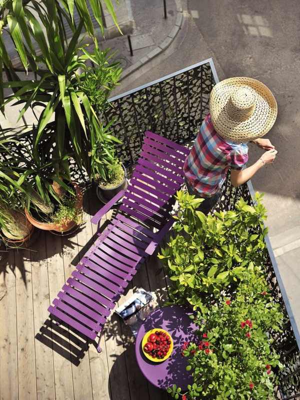 Kleiner balkon gestalten Pflanzen lila Farbe Lounge Möbel