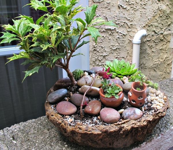 Miniaturgärten in Pflanzkübeln tontöpfe flussteine baum