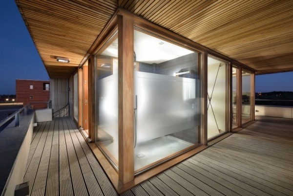 Modernes Haus-Holzdeck raumhohe-Verglasung Obergeschoss