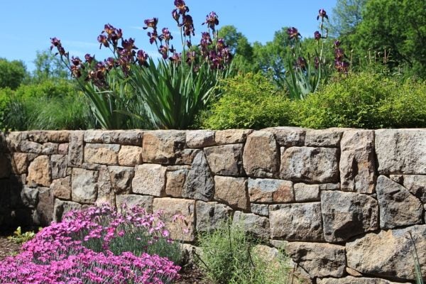 Naturstein Stützmauer für Garten bauen