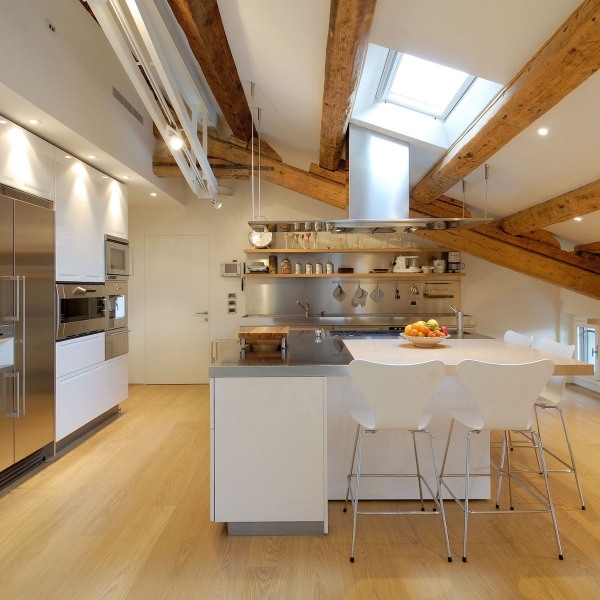 Penthouse Dachschräge-Kücheninsel weiße Barhocker Stahl