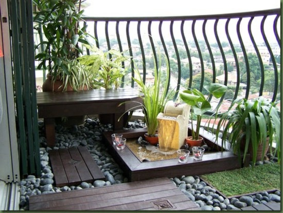 Pflanzen Kieselsteine Holz Boden Balkon 
