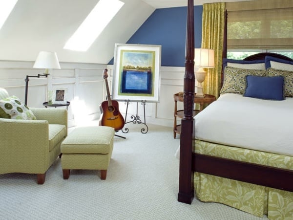 Schlafzimmer Schrägdach blaue Wand Himmelbett goldene Bettdecke