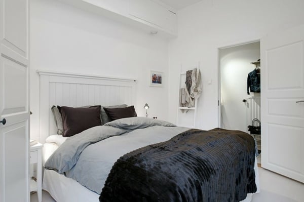 Schlafzimmer dunkle Decke  Kissen schwarze Farbe