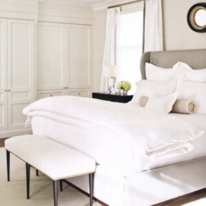 Schlafzimmer-komplett-weiß-beige-kopfteil-kleiderschrank
