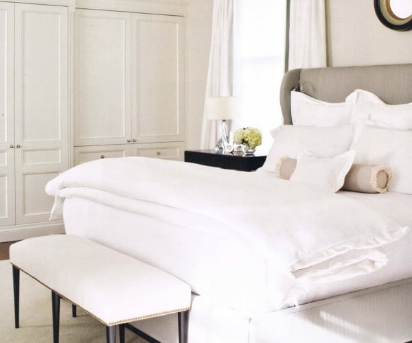 Schlafzimmer-komplett-weiß-beige-kopfteil-kleiderschrank