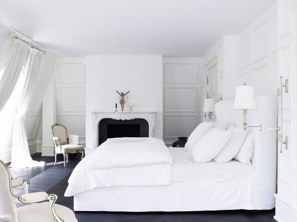 Schlafzimmer komplett in weiß dunkler boden grau kamin
