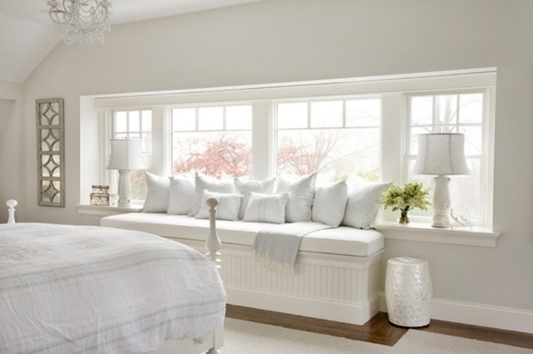 Schlafzimmer komplett weiß fensterbank kissen tischleuchten