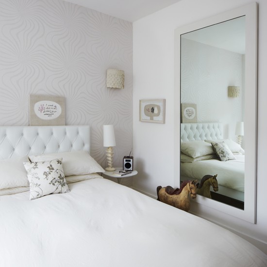 Schlafzimmer komplett weiß spiegel raumhöhe tapete
