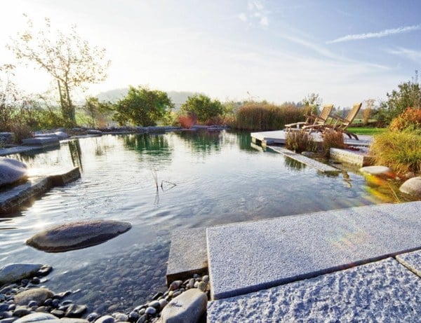Schwimmteich Garten Flusssteine moderne Dekoration