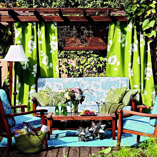 Sichtschutz im Garten holz gartenlaube grüne gardinen