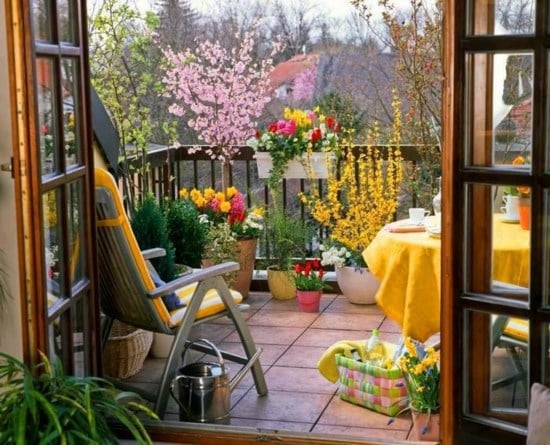 Sommer Balkon gestalten Ideen Blumentöpfe gelbe Gartenmöbel