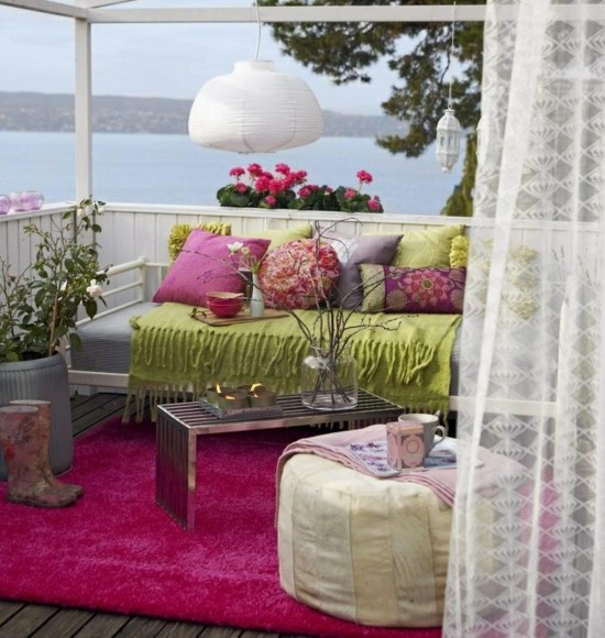 Sommer am Balkon Dekostoffe grün lila Windschutz